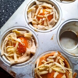 kiausiniai duonos krepseliuose 04