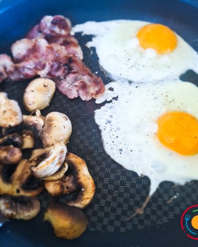 keptas kiaušinis su šonine ir grybais